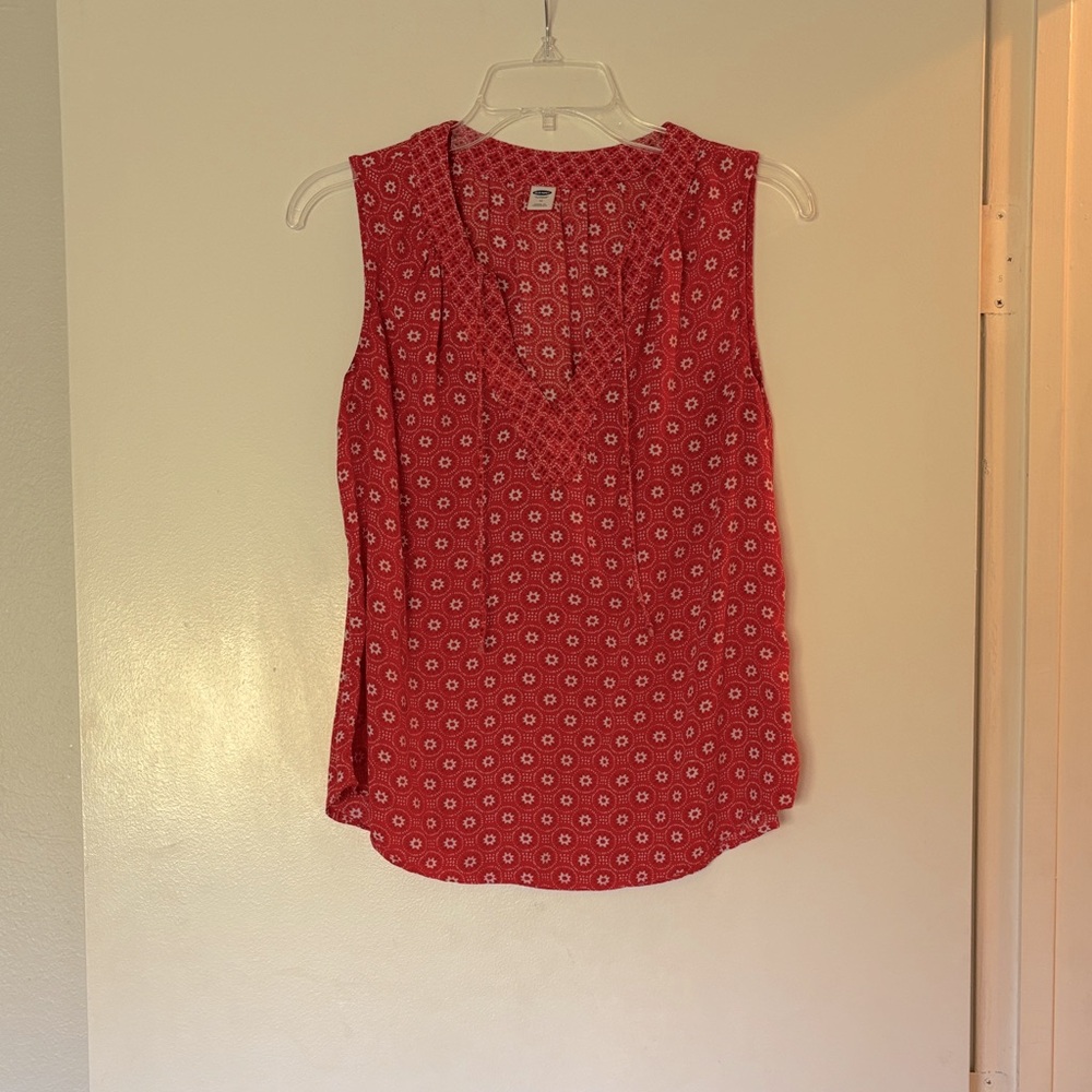 Old Navy Red Sleeveless Blouse with Pattern